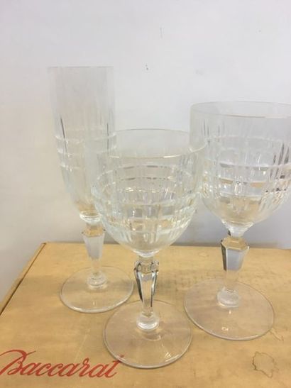 null BACCARAT 
service en cristal taillé, modèle Turin 
Complet en 12 verres sur...