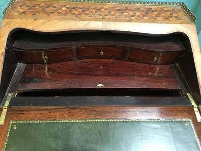 null Bureau de pente en bois de placage
Style Louis XV
67 x 45 cm
H : 90 cm