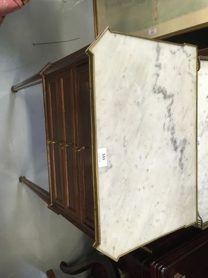 null Petite table de salon plateau marbre trois tiroirs 
Style Louis XVI

73 x 48...