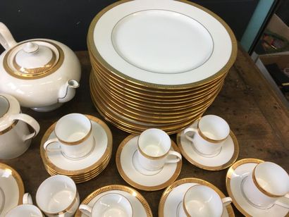 null BERNARDAUD
Service à café et service de table en porcelaine blanche et doré...