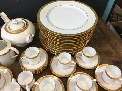 null BERNARDAUD
Service à café et service de table en porcelaine blanche et doré...