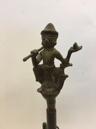 null Pinceau à encre tibétain avec une sculpture en bronze patiné
Inde
H : 39 cm