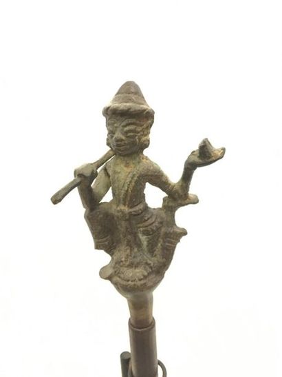 null Pinceau à encre tibétain avec une sculpture en bronze patiné
Inde
H : 39 cm