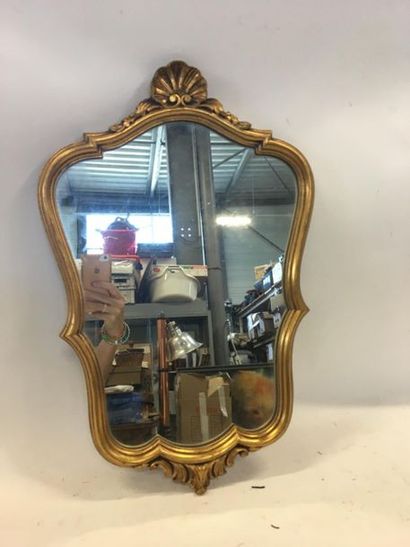 null Miroir en bois doré à décor de coquille
H : 52 cm