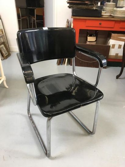 null Travail années 50 fauteuil en structure en métal tubulaire.
Assise et dossier...