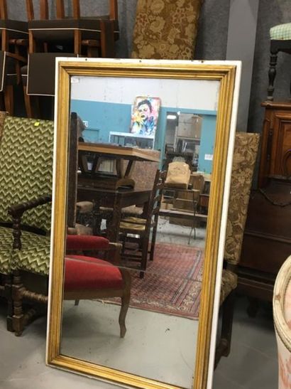 null Miroir rectangulaire en bois doré
19ème
146 x 81 cm
