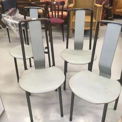 null Suite de quatre chaises modèle Irma en cuir gris souris et métal parkerisé noir...