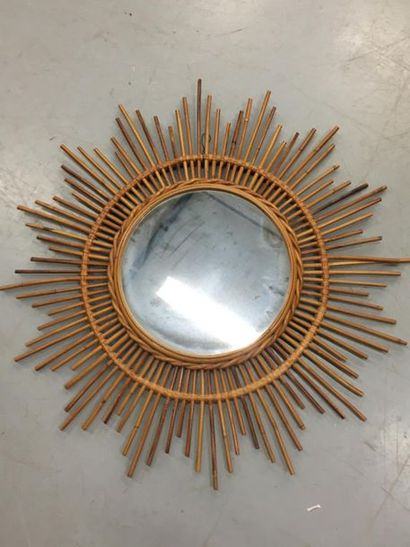 null Un miroir soleil en rotin
D : 72 cm