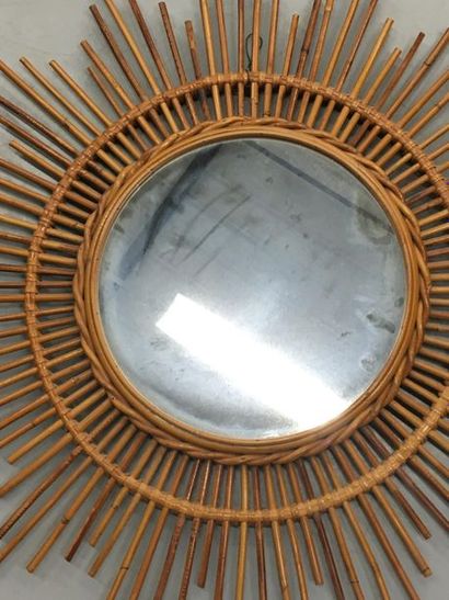 null Un miroir soleil en rotin
D : 72 cm
