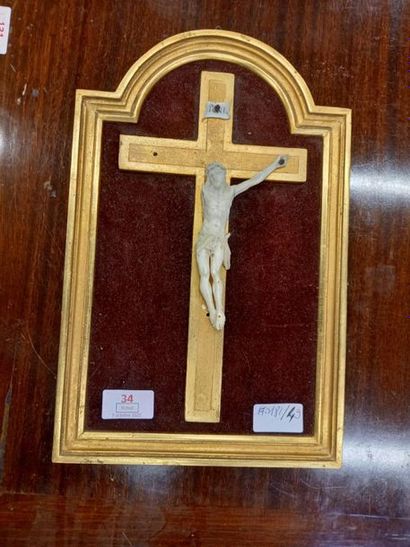null Christ en ivoire dans un cadre doré
Manques
H Christ : 12.5 cm