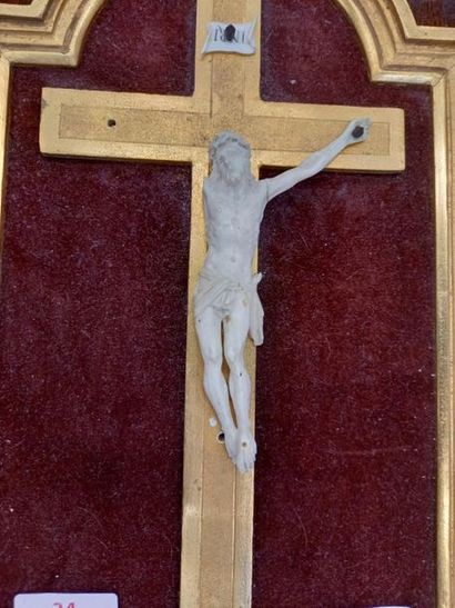 null Christ en ivoire dans un cadre doré
Manques
H Christ : 12.5 cm