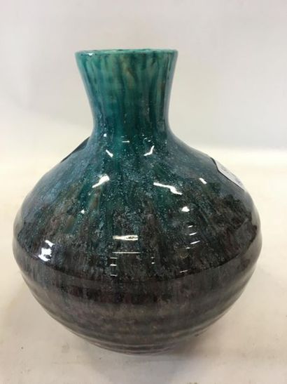 null ACCOLAY
Vase pensue 
H : 18 cm