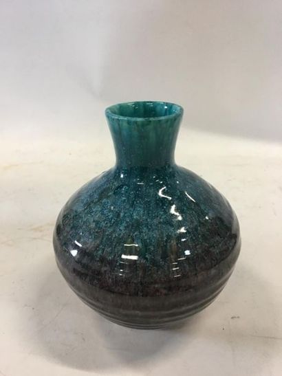 null ACCOLAY
Vase pensue 
H : 18 cm