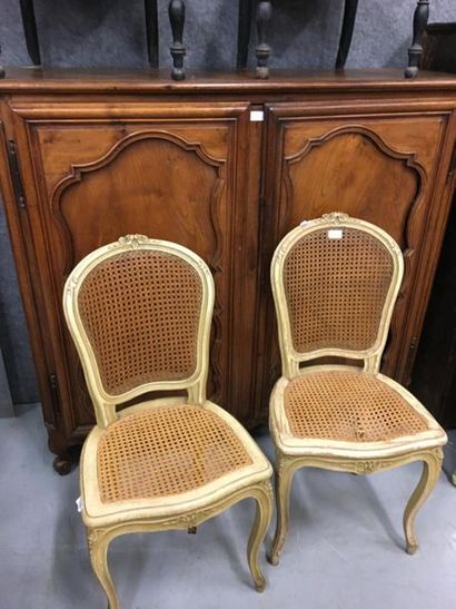 null Deux chaises en bois noirci (un pied accidenté) et deux chaises canées