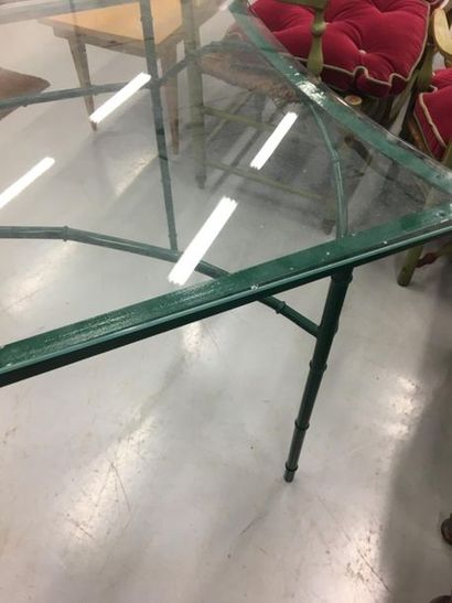 null Table de jardin en métal laqué vert imitation bambou
152 x 84 cm
H : 74 cm