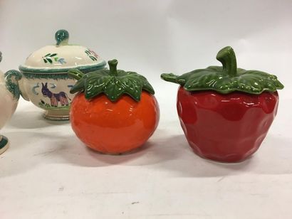 null Trois pots en faience de l'ile de Ré et deux pots en forme de fruit