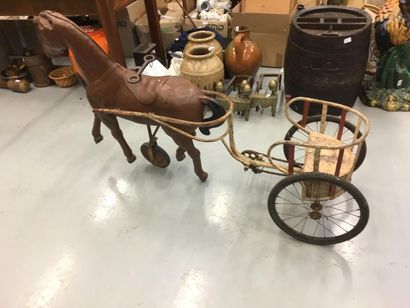 null Cheval en tole et sa carriole à pédales pour enfants
Manques
L : 155 cm
