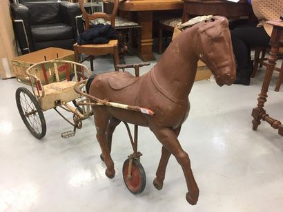 null Cheval en tole et sa carriole à pédales pour enfants
Manques
L : 155 cm
