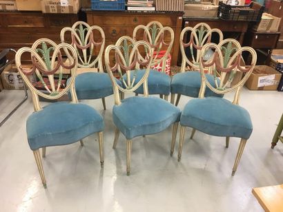 null 8 chaises dossier à décor de feuilles recouvert d'un velours bleu