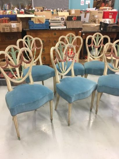 null 8 chaises dossier à décor de feuilles recouvert d'un velours bleu