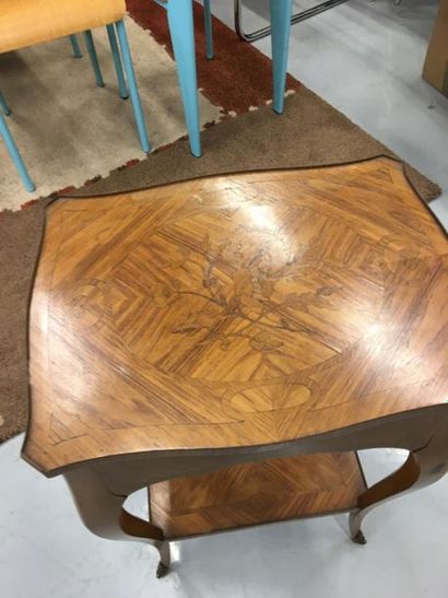 null Petite table en bois de placage ouvrant par un tiroir
41 x 31 cm
H : 68 cm
Petit...