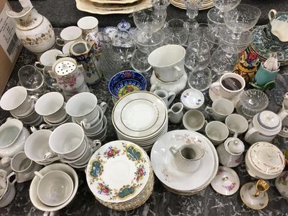 null Lot de bibelots dont partie de service à café, verres et porcelaine divers