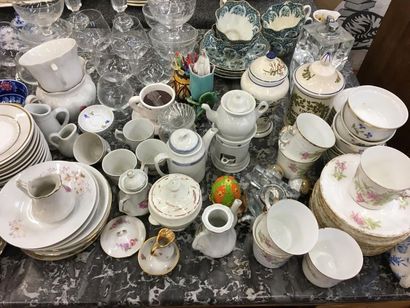 null Lot de bibelots dont partie de service à café, verres et porcelaine divers