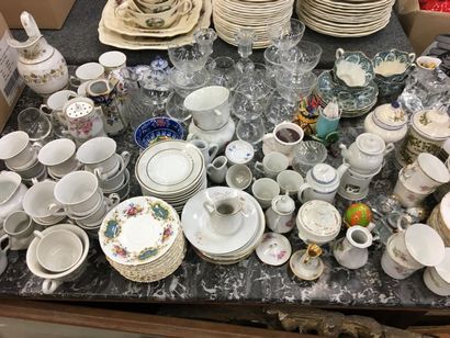 null Lot de bibelots dont partie de service à café, verres et porcelaine divers