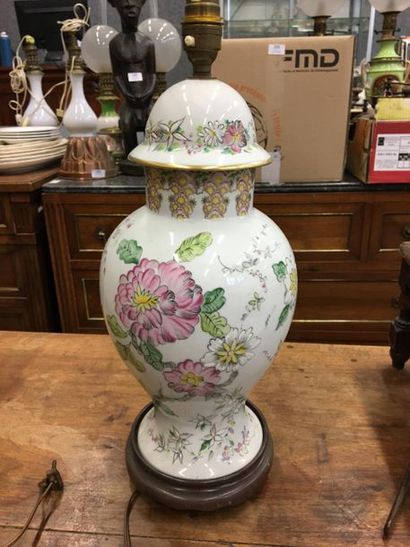 null Chine vase monté en lampe en porcelaine à décor de fleurs
H : 44 cm