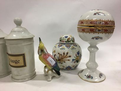 null Lot de porcelaine dont 2 pots à pharmacie, un pot couvert et perroquet (acc...