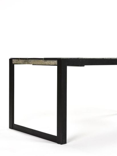 null TRAVAIL SUISSE 1950
Table basse à structure en U en métal laqué noir d'où repose...