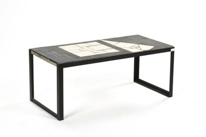 null TRAVAIL SUISSE 1950
Table basse à structure en U en métal laqué noir d'où repose...