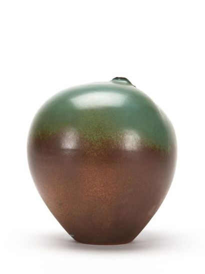 null Suzanne RAMIE (1907-1974)
Vase de forme ovoïdale à col très pincé en terre blanche...