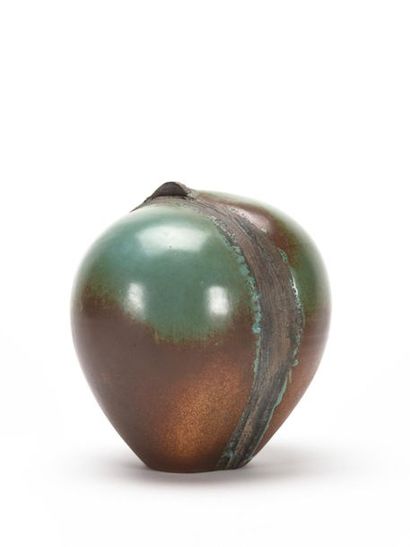 null Suzanne RAMIE (1907-1974)
Vase de forme ovoïdale à col très pincé en terre blanche...