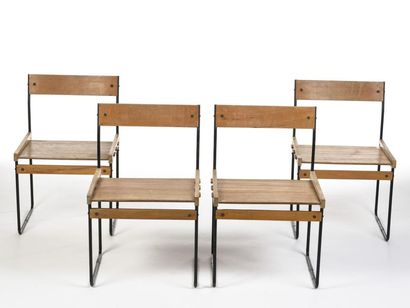 null Proche du travail de Janine ABRAHAM
Suite de quatre chaises à structure en métal...