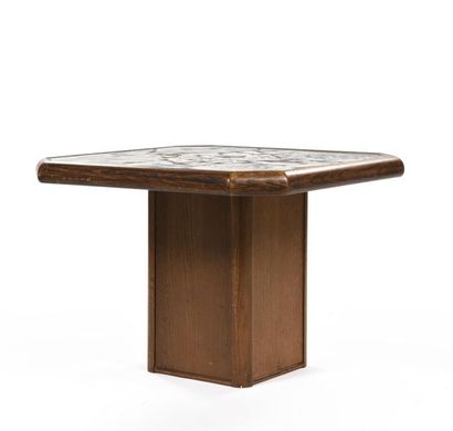 null G MUHR 
Table basse de forme carrée à pans coupés à plateau à décor en mosaïque...