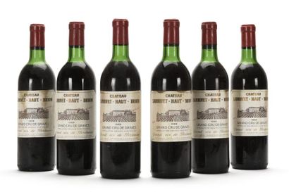 null 6 B CHÂTEAU LARRIVET HAUT BRION (5 H.E.+; 1 H.E; e.t.h; 1 bouchon fragile engagé)...