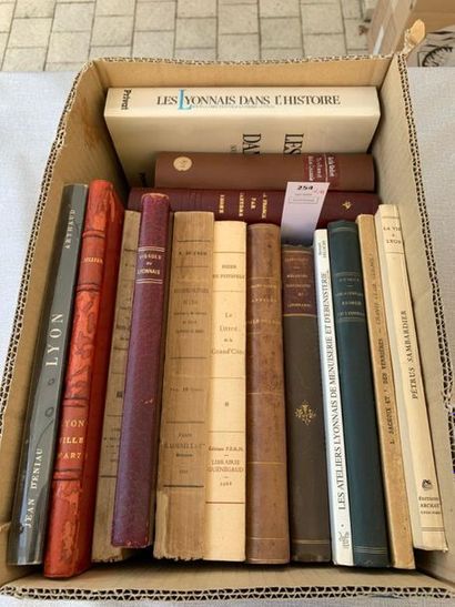null [Lyon et Lyonnais] un ensemble de 15 volumes. XIXe/XXe.