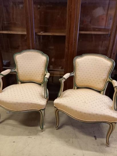 null Paire de fauteuils cabriolet en bois laqué 
Style Louis XV