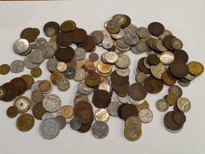 Plus de cent monnaies diverses dont quelques-unes...