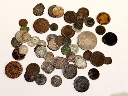 null Lot de monnaies royales et féodales 
17 monnaies en argent et 37 de cuivre et...