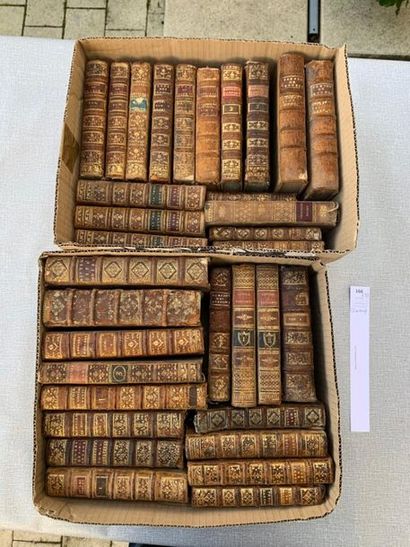 null 2 cartons de livres reliés XVIIIe. 33 volumes. (Accidents).