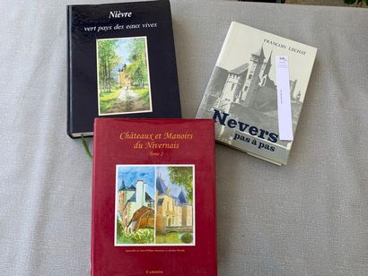 null [Nivernais]. Un ensemble de 3 volumes, dont, Nevers, pas à pas, par Lechat.