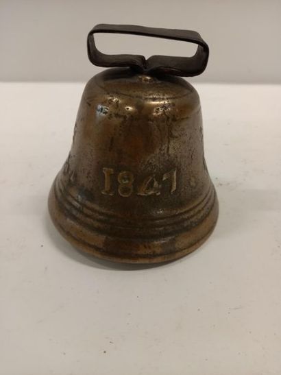 null Cloche en bronze daté 1841 
H : 11.5 cm
