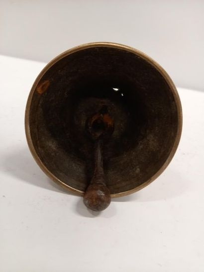 null Cloche en bronze daté 1841 
H : 11.5 cm