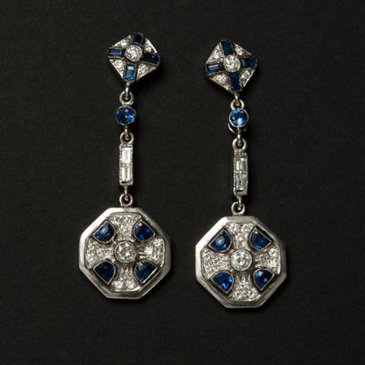 null Paire de pendants d'oreilles en or blanc 18K (750) Losange de diamants et saphirs,...