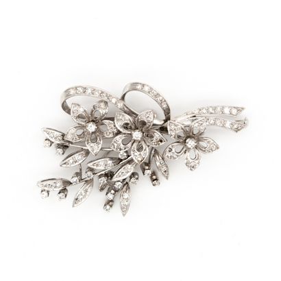 null Broche en or blanc (750) 18K figurant un bouquet serti de diamants. Poids :...