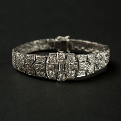 null Bracelet en or blanc 18k (750) entièrement serti de diamants, au centre un noeud...