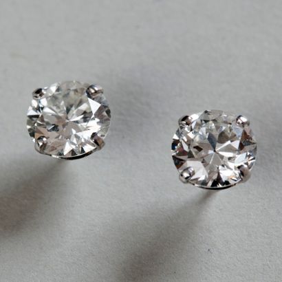 null Paire de puces d'oreilles en or blanc (750) 18K griffées d'un diamant taille...