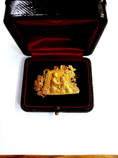 null VERNON Signé. Broche ou pendentif en or jaune (750) 18K à motif de la Vierge...